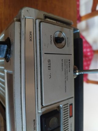 vendo radio cassette antiguo sanyo