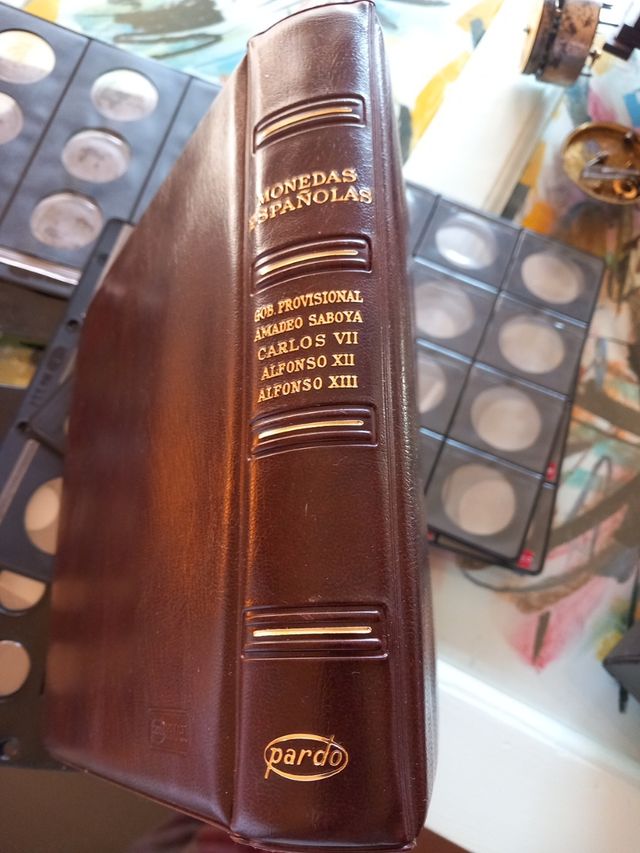 álbum de moneda y hojas