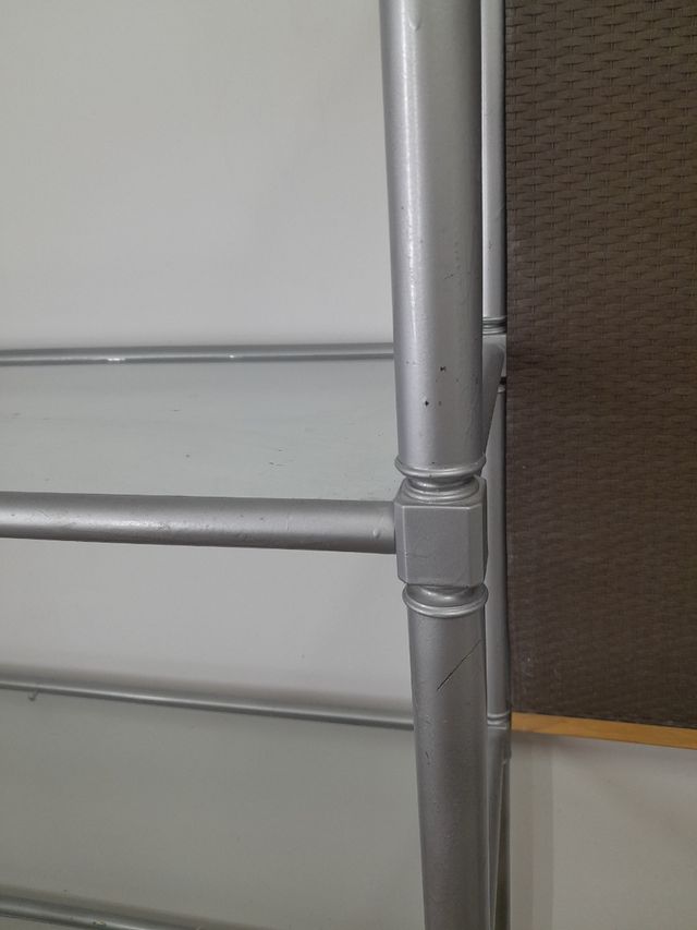 Estanteria de 1metro de ancho aproximadamente. 