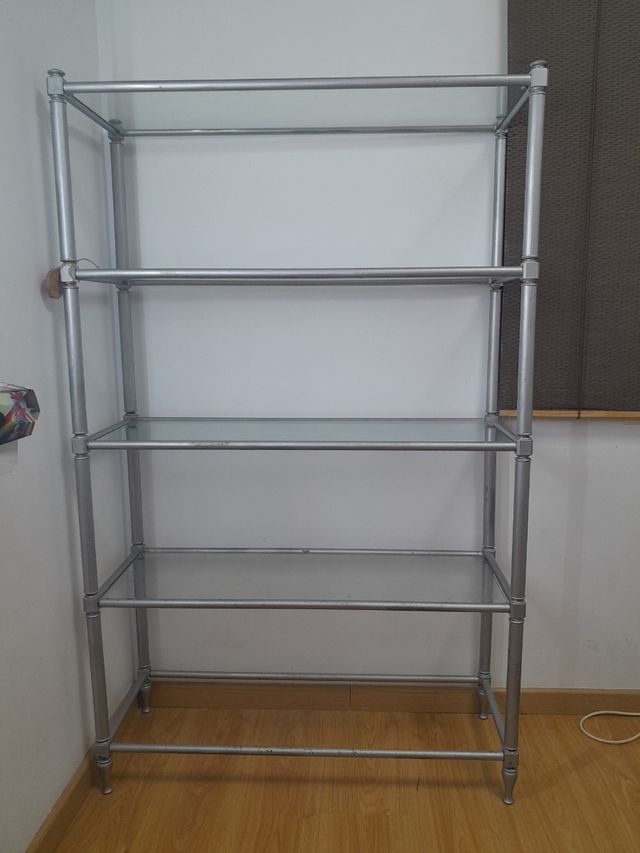 Estanteria de 1metro de ancho aproximadamente. 