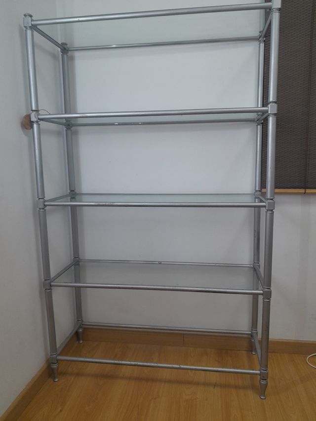 Estanteria de 1metro de ancho aproximadamente. 