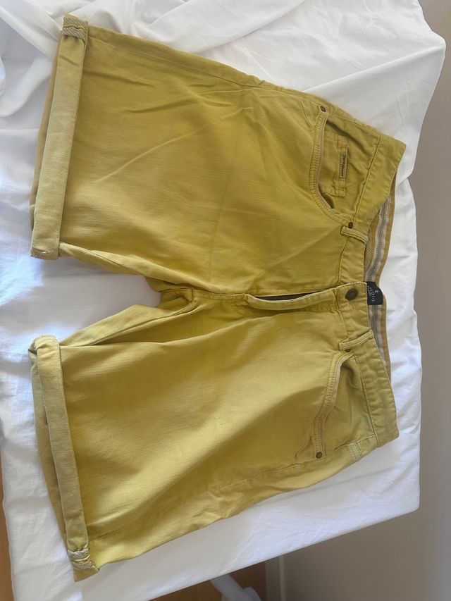Bermudas color mostaza