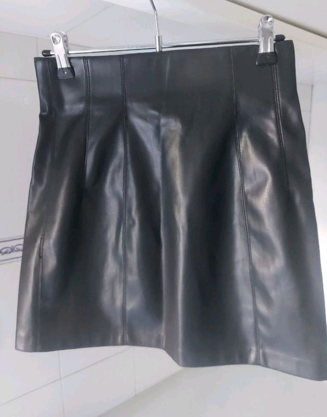 Falda mini imitación piel de Zara