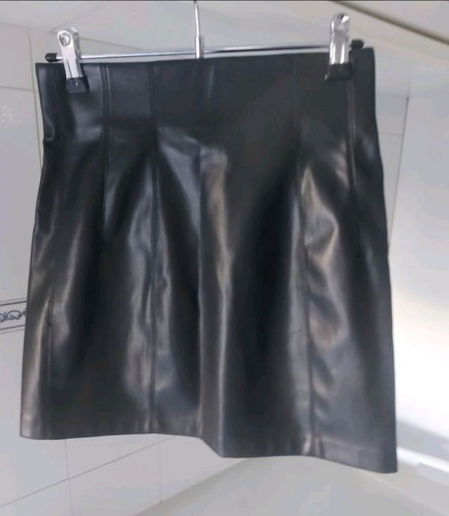 Falda mini imitación piel de Zara