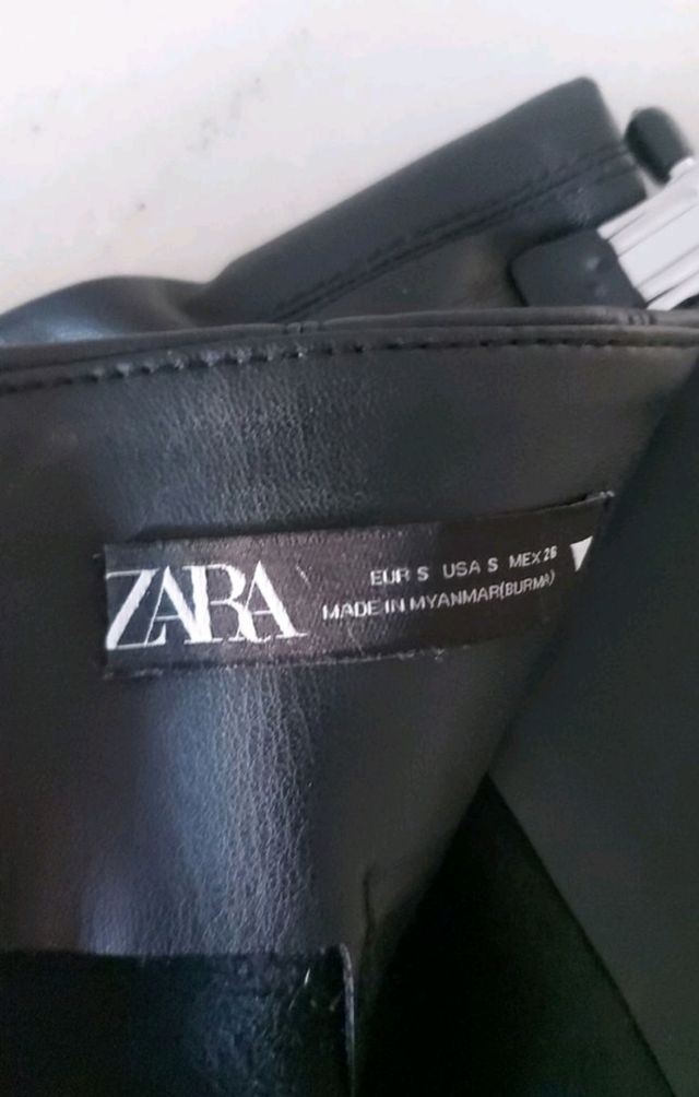 Falda mini imitación piel de Zara