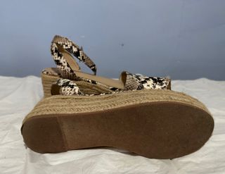 Sandalia plataforma animal print