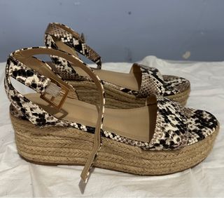 Sandalia plataforma animal print