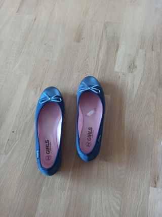 manoletinas azules de piel