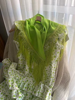 Traje flamenca niña lunares verdes y mantoncillo