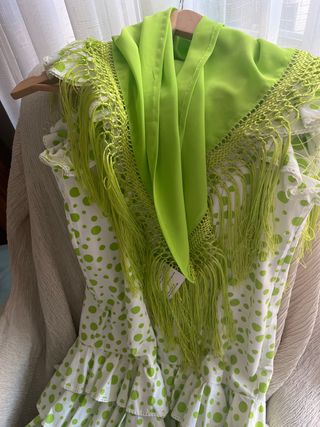 Traje flamenca niña lunares verdes y mantoncillo