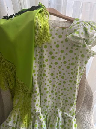 Traje flamenca niña lunares verdes y mantoncillo