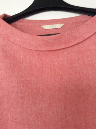 TOP/CAMISA COLOR ROSA FUERTE -  CUELLO BARCO