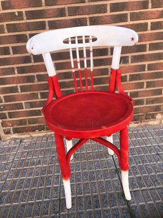 Silla de madera muy antigua , decorada