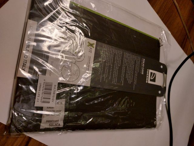 Tucano Urbano Cover per Ipad/Tablet con supporto