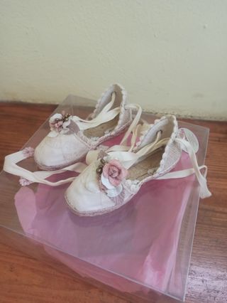 precioso traje arras con corona y esparteñas a jue