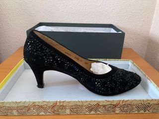 Zapatos de salón negros con pedrería