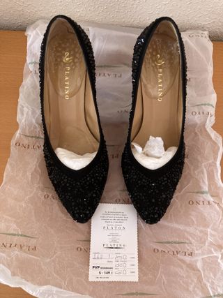 Zapatos de salón negros con pedrería