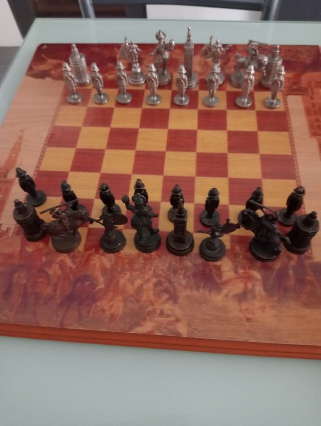Tablero y figuras de ajedrez de Sevilla y damas