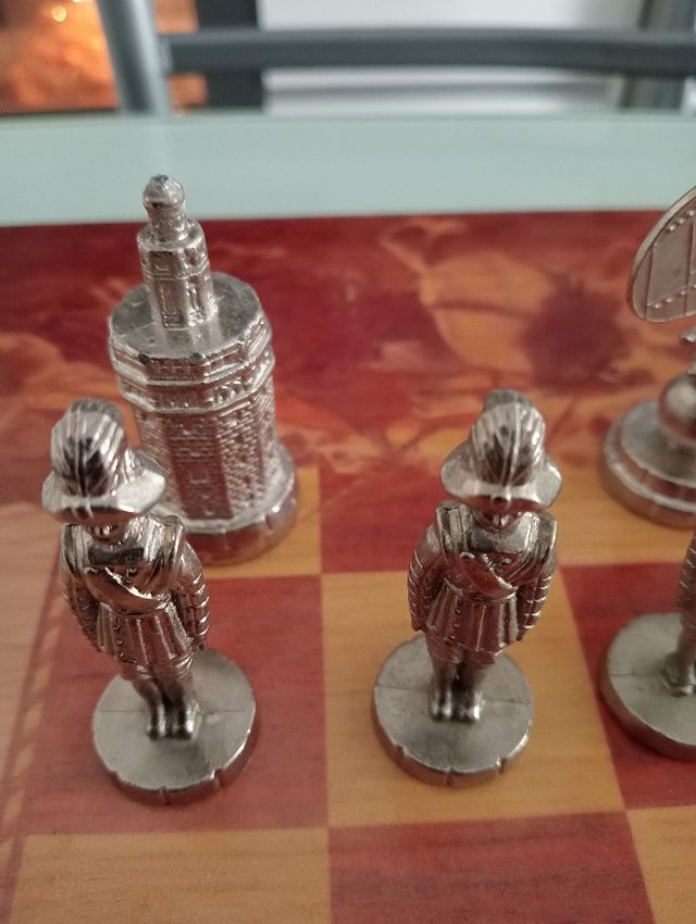 Tablero y figuras de ajedrez de Sevilla y damas