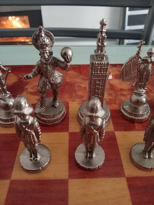 Tablero y figuras de ajedrez de Sevilla y damas