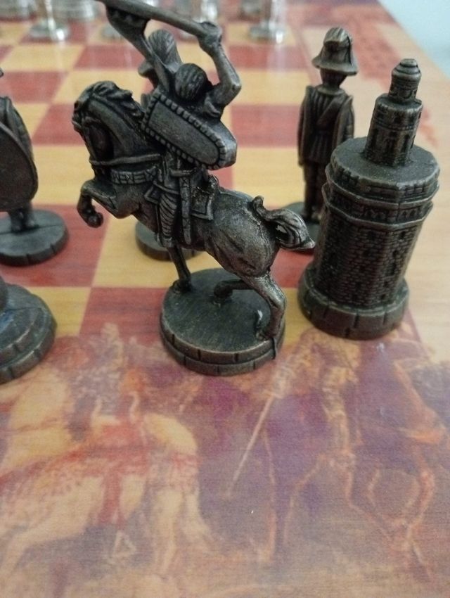 Tablero y figuras de ajedrez de Sevilla y damas