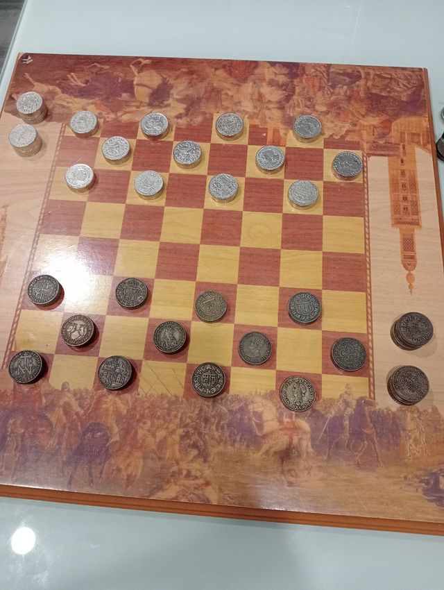 Tablero y figuras de ajedrez de Sevilla y damas