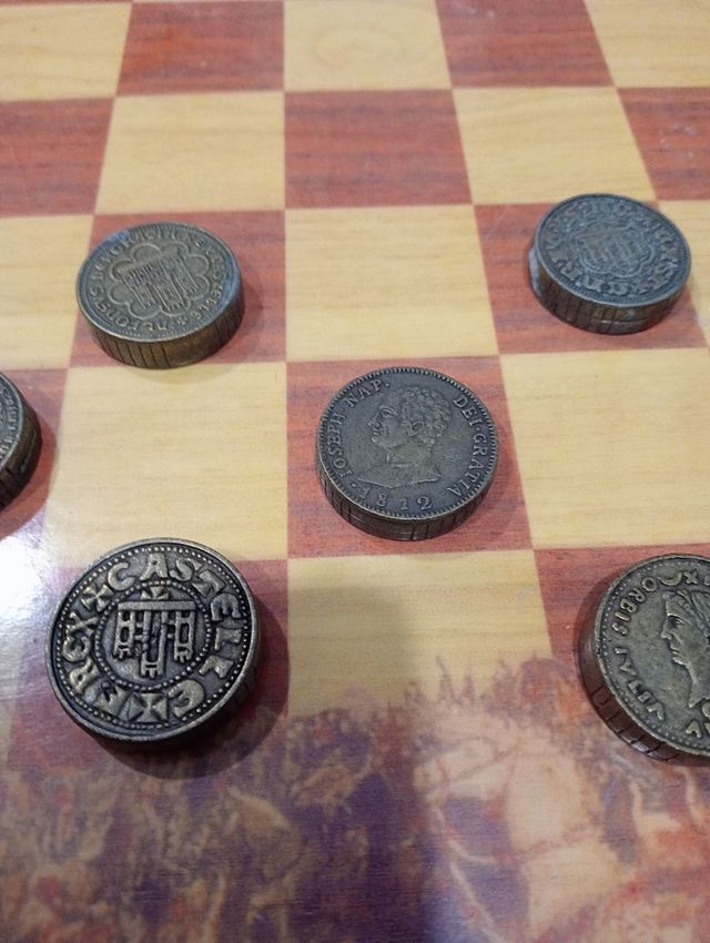 Tablero y figuras de ajedrez de Sevilla y damas