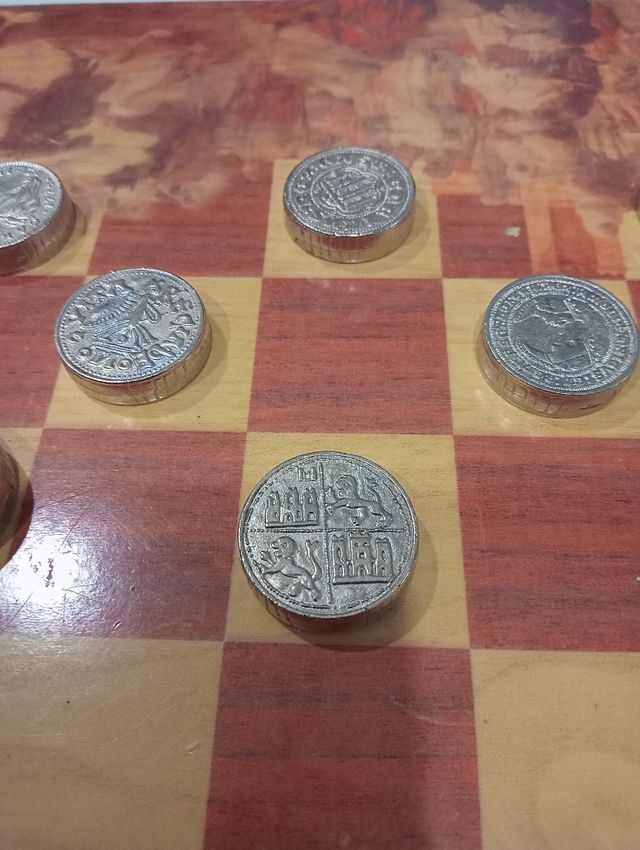 Tablero y figuras de ajedrez de Sevilla y damas