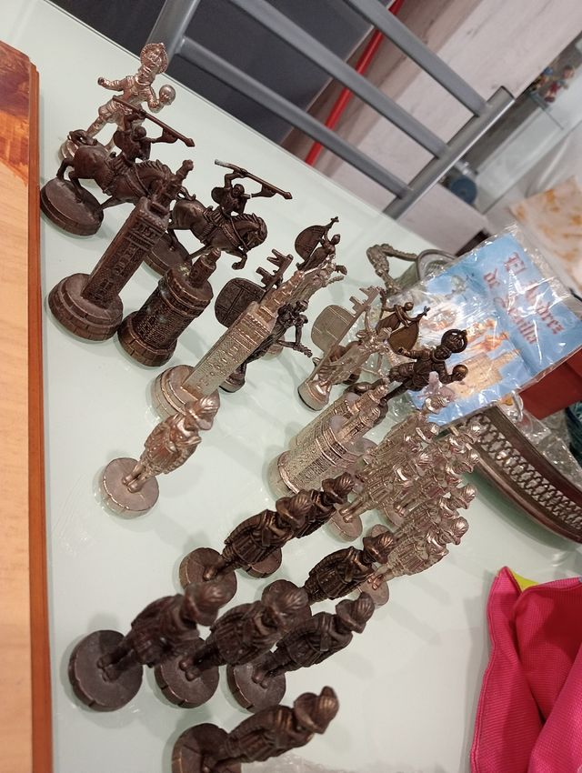 Tablero y figuras de ajedrez de Sevilla y damas