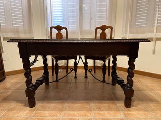 Mesa de escritorio antiguo y 2 sillas