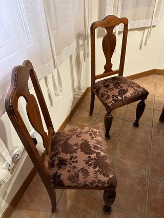 Mesa de escritorio antiguo y 2 sillas