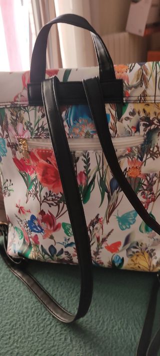 Mochila mariposas y flores