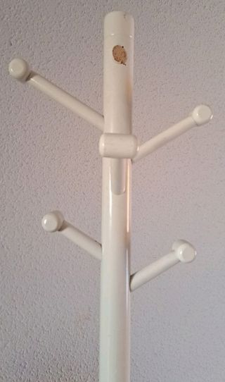 perchero de madera blanca.