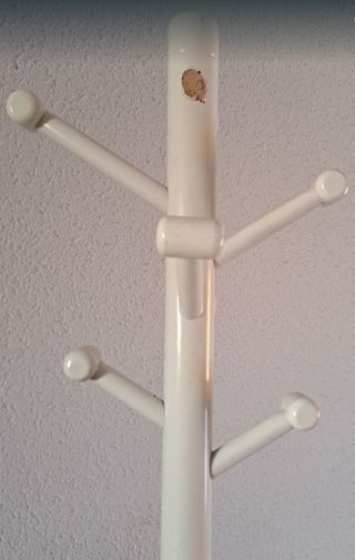 perchero de madera blanca.