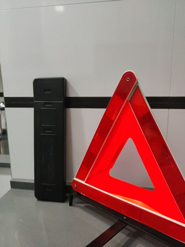 TRIANGULOS DE EMERGENCIA EN CARRETERA