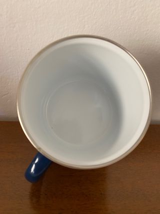 Tazza in metallo smaltato blu e bianca 