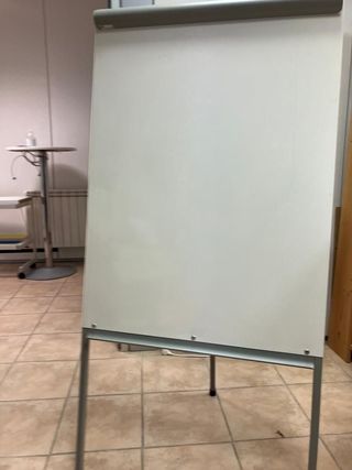 Pizarra blanca conferencia trípode