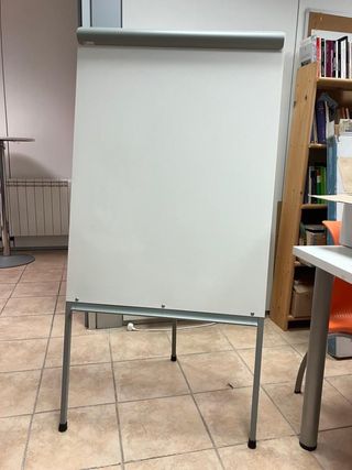 Pizarra blanca conferencia trípode