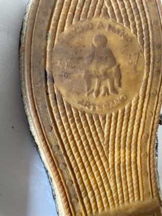 SANDALIAS DE CUERO/PIEL//ZAPATILLAS (Se regalan za