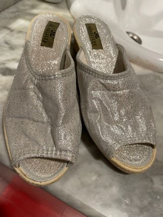 SANDALIAS DE CUERO/PIEL//ZAPATILLAS (Se regalan za