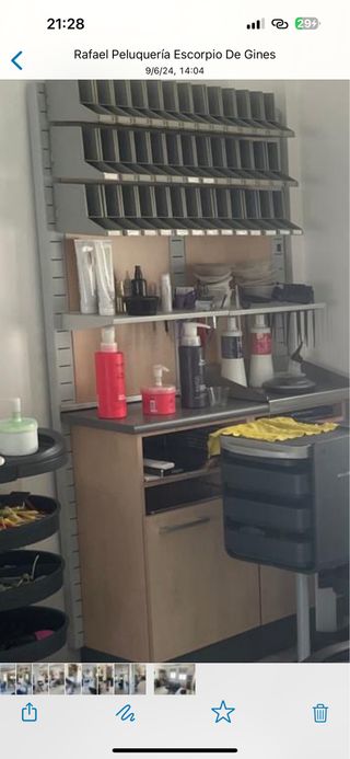 Sedia da parrucchiere e specchio da toletta