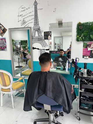 Sedia da parrucchiere e specchio da toletta