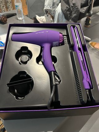 Sedia da parrucchiere e specchio da toletta