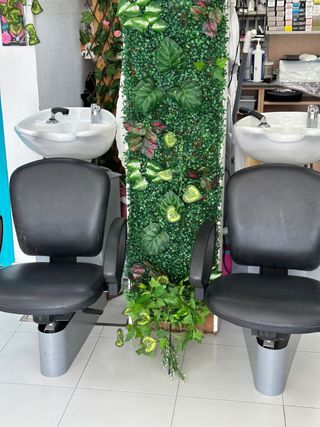 Sedia da parrucchiere e specchio da toletta