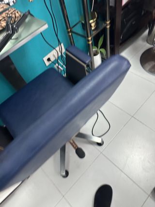 Sedia da parrucchiere e specchio da toletta