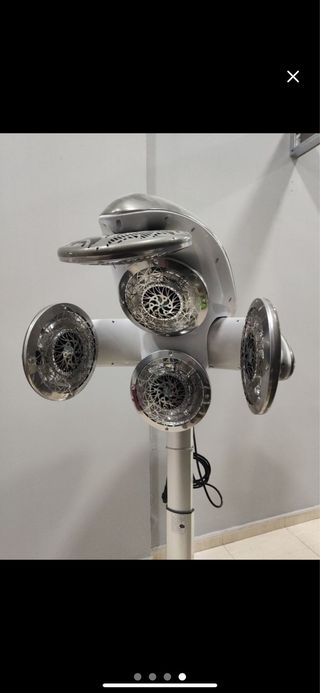 Sedia da parrucchiere e specchio da toletta