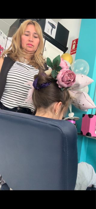 Sedia da parrucchiere e specchio da toletta