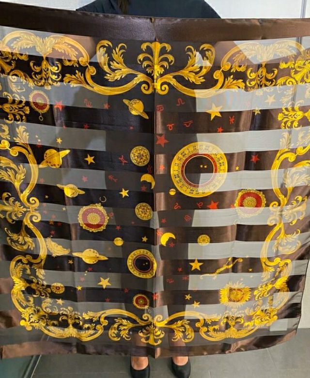 IDEA REGALO. PAÑUELO FULAR DE PLANETAS DORADO MARR