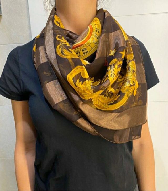 IDEA REGALO. PAÑUELO FULAR DE PLANETAS DORADO MARR