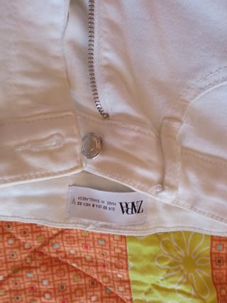Pantalón vaquero pitillo blanco para chica de Zara